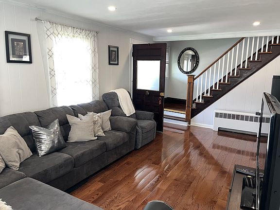 4th image of 111 Main St