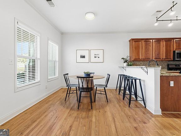 5th image of 411 Royal Crescent Ln E