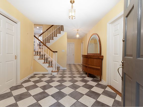 5 Shady Brook Ln Old Greenwich-print-010-019-Foyer-3944x2637-300dpi.jpg