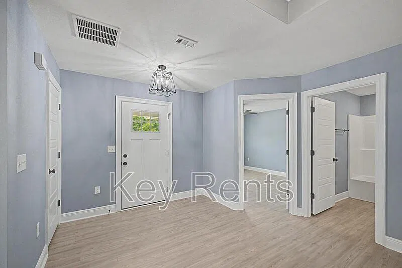 3 bed, 2.0 bath, 1642 sqft, $1,975 — Photo 3