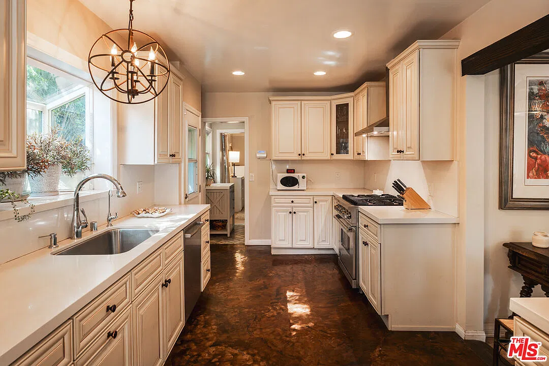 4 bed, 3.0 bath, 2100 sqft, $9,250 — Photo 3