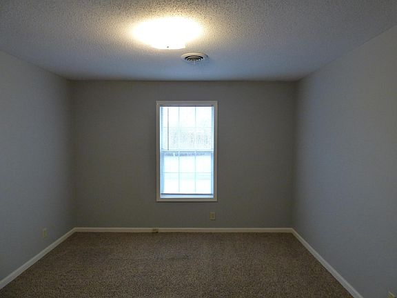 5th image of 121 Country Ln APT A