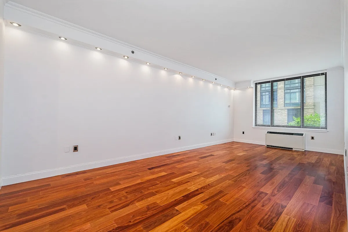 Building Photo - 10 City Pl #2D