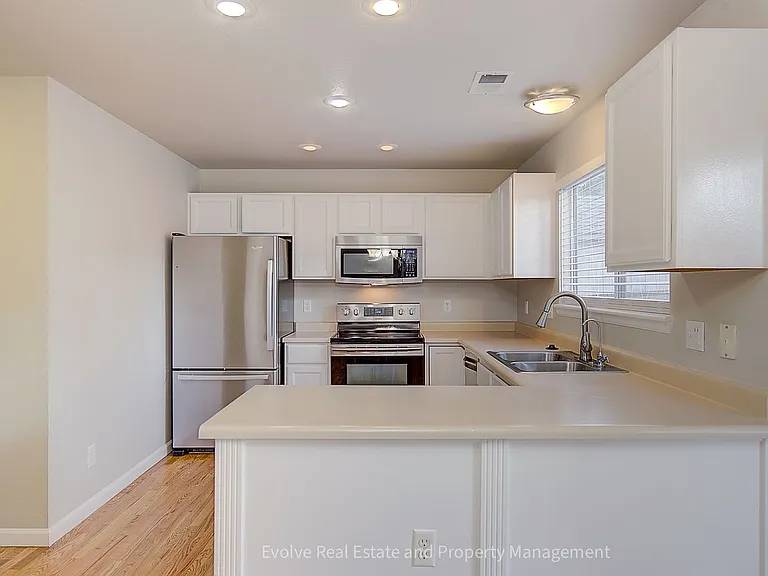 9641 Cove Creek Dr — Photo 10