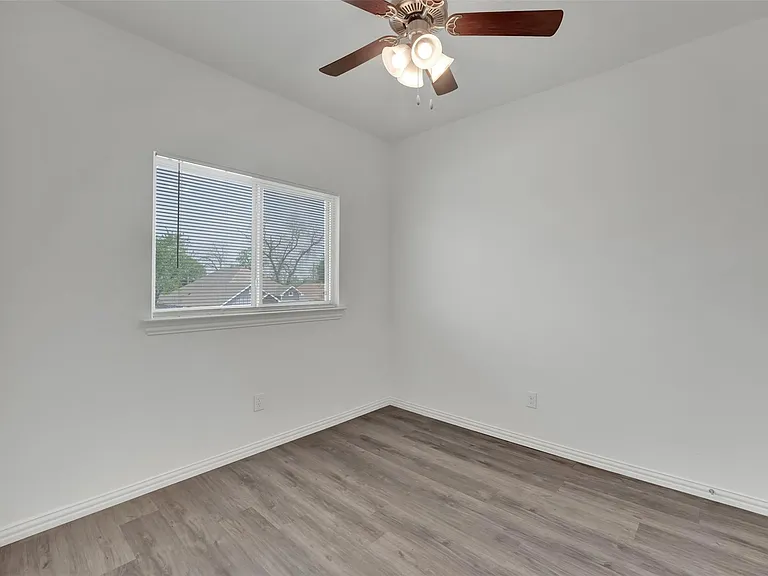 1608 Ash Crescent St — Photo 16