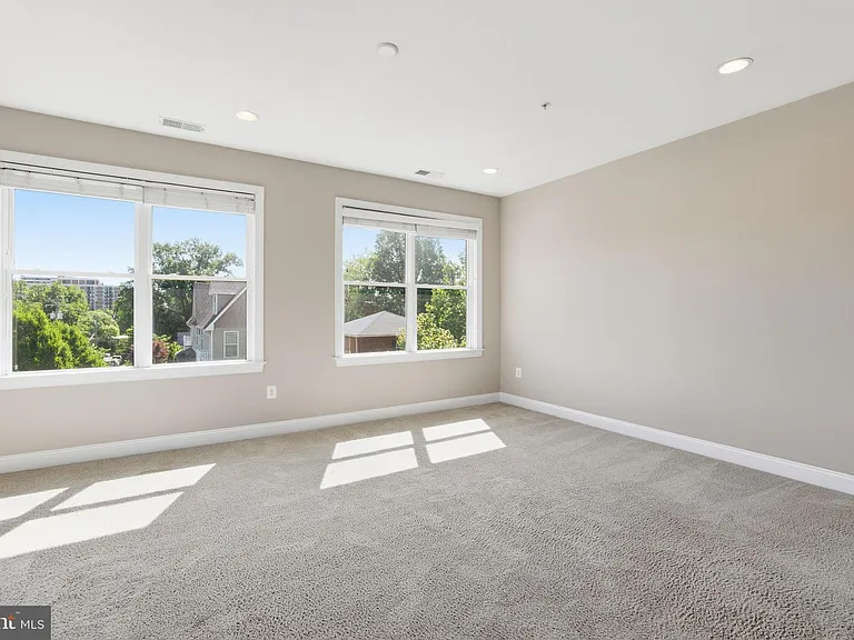 1100 S Edgewood St — Photo 41