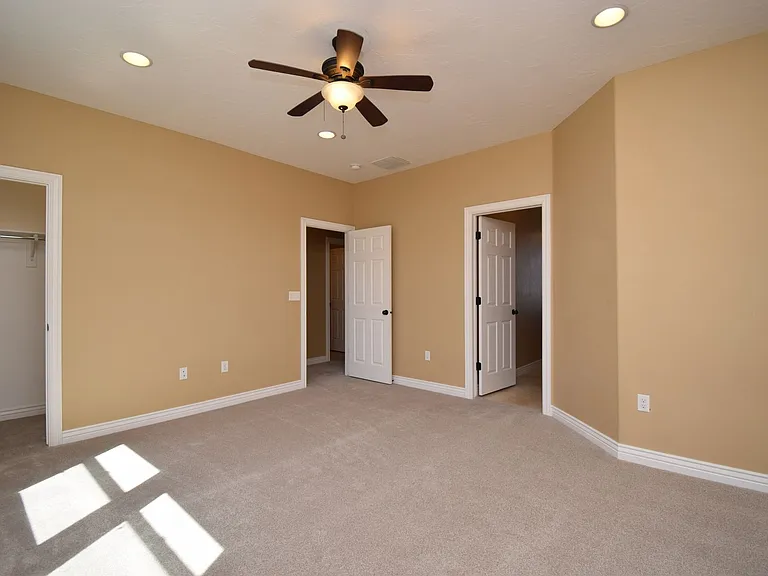 913 W Delorean Ln — Photo 9