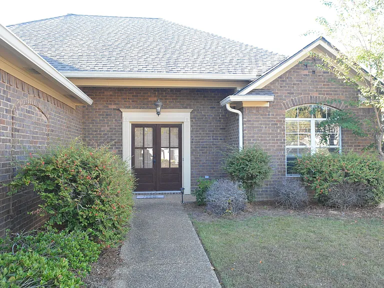 644 Huntington Dr — Photo 2
