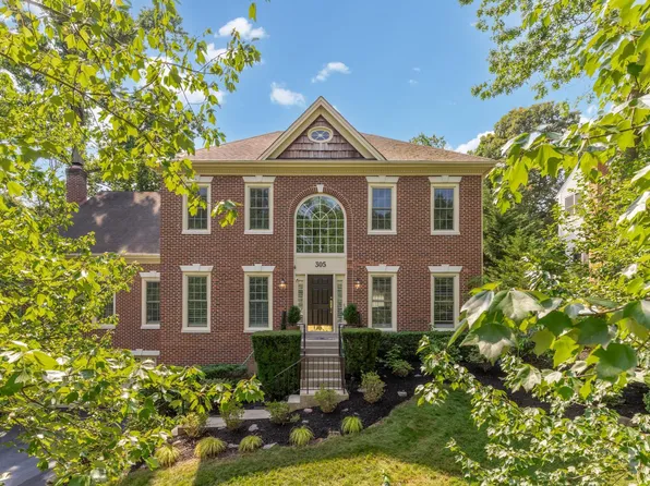 305 Springwood Ct NE, Vienna, VA 22180