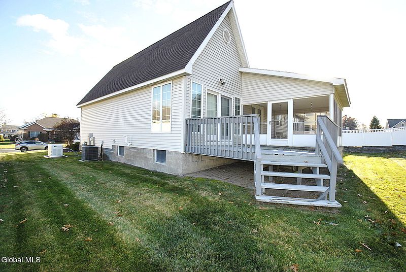3rd image of 19 Dogwood Lane
