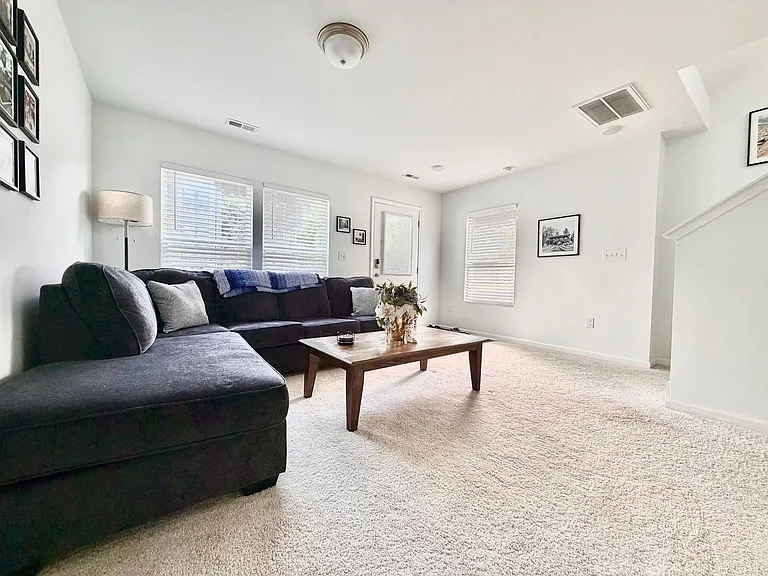 1947 Robin Hill Ln — Photo 7