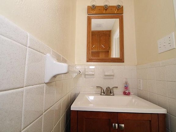 4th image of 2202 Cascade Dr #B