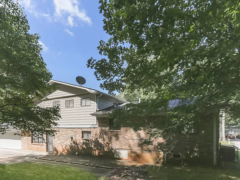 3212 Goldenchain Dr — Photo 2