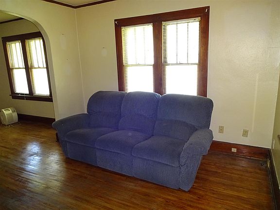 3rd image of 525 Lillian Ct