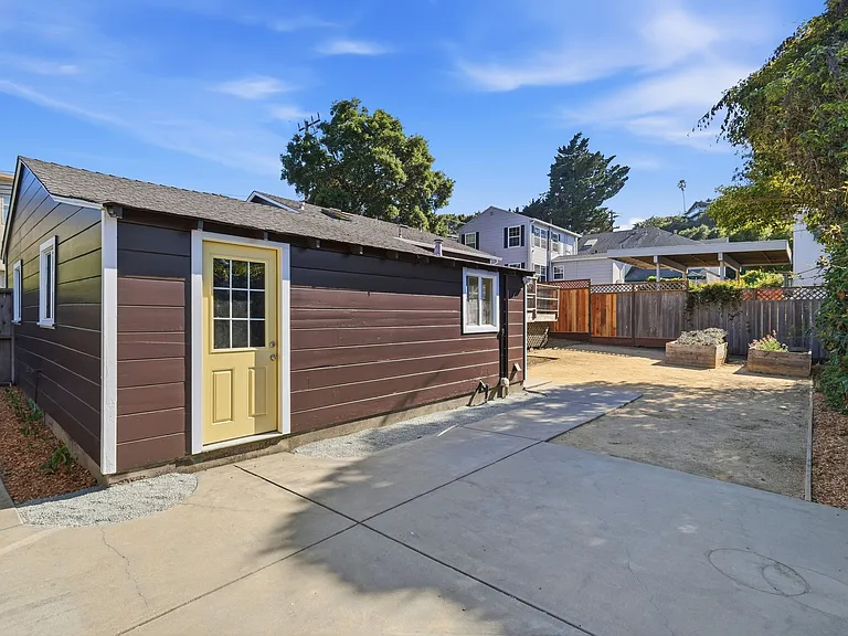 218 Mora St — Photo 32