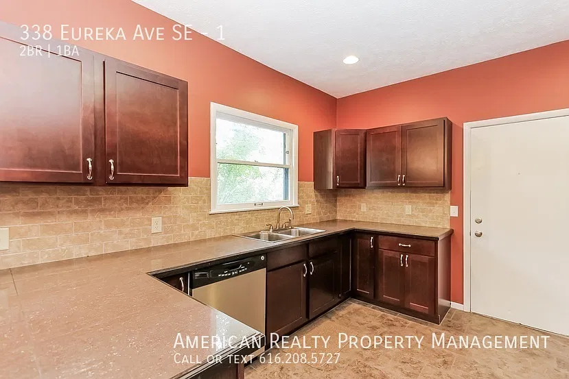 338 Eureka Ave SE — Photo 4