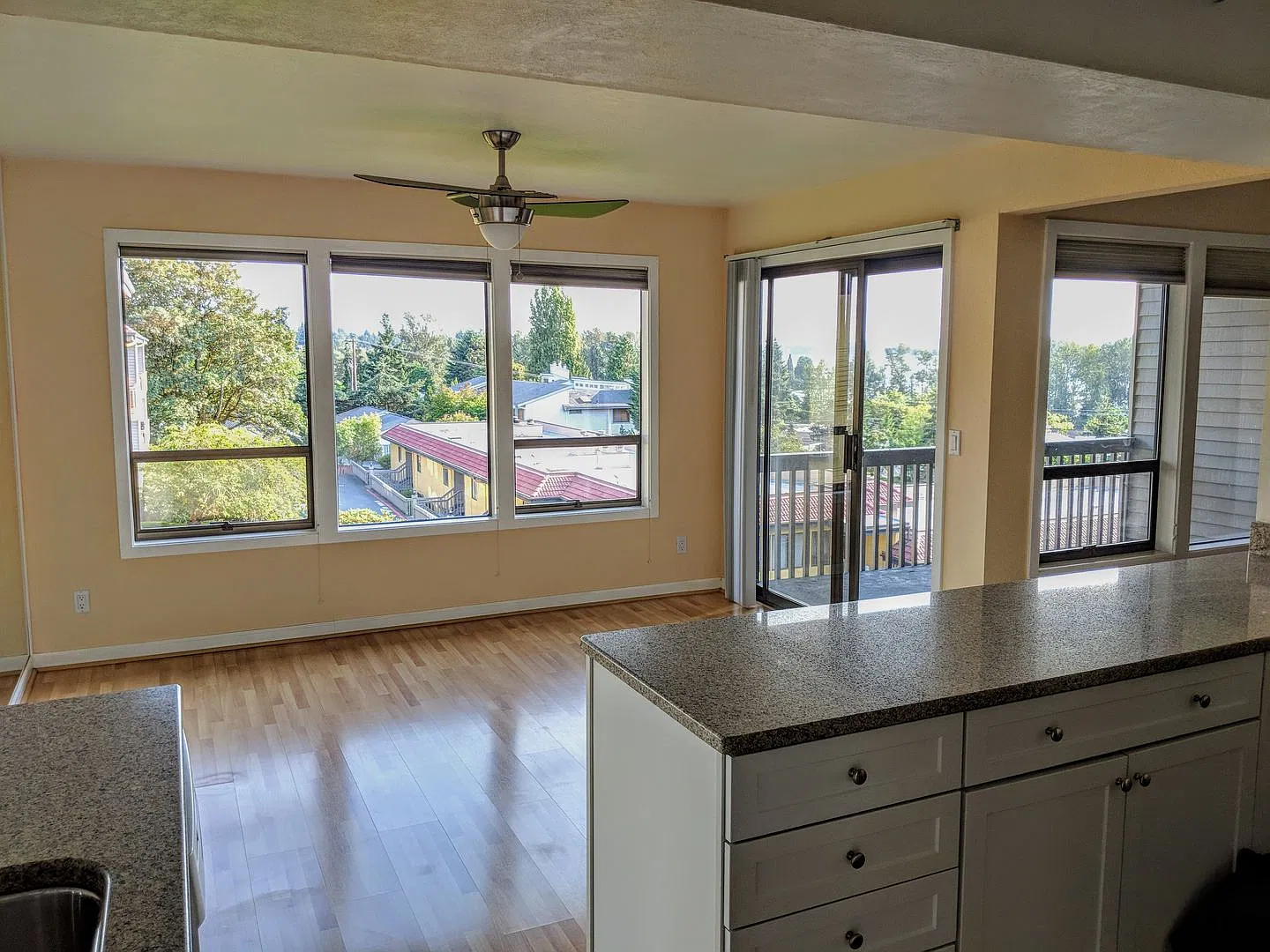 Top Floor 2 Bedroom 2 Bath Juanita Kirkland Condo — Photo 3