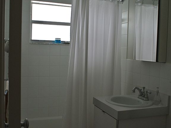 5th image of 925 Bay Dr APT 3