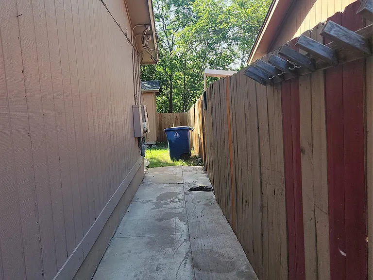 905 Fieldwood Dr #B — Photo 11