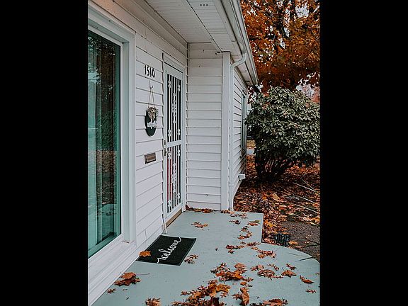 4th image of 1510 Pearl St NE