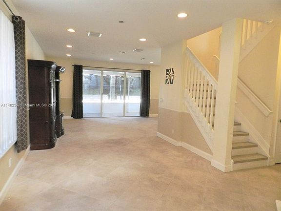 4th image of 16081 La Costa Dr
