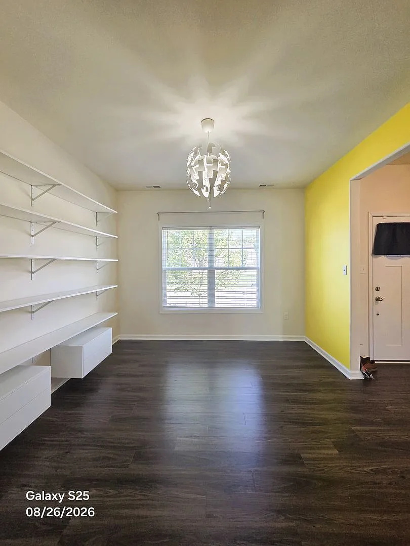 Large transitional with lots of room for entertainment on quiet cul-de-sac in Castleton Subdivision. — Photo 3
