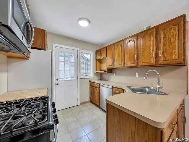 4 bed, 3.0 bath, 2156 sqft, $5,500 — Photo 4