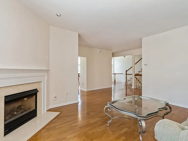 605 Binghampton Ln — Photo 22