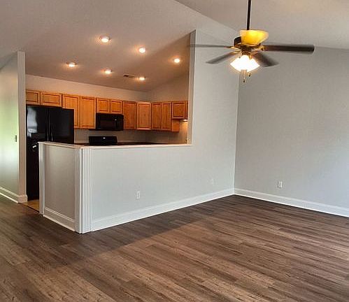 4th image of 5806 Metropolitan Way