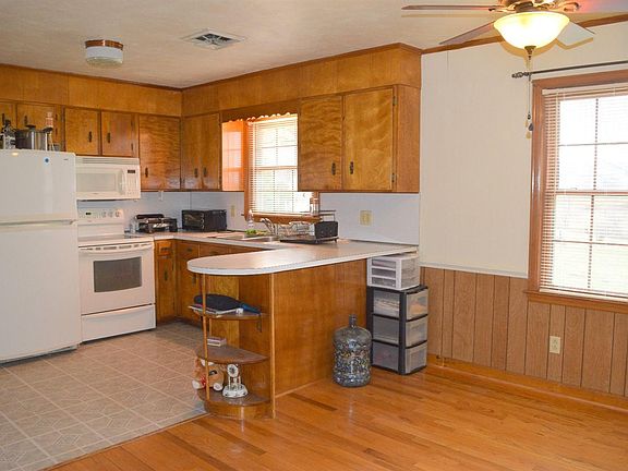 3rd image of 1110 Roundtree Dr