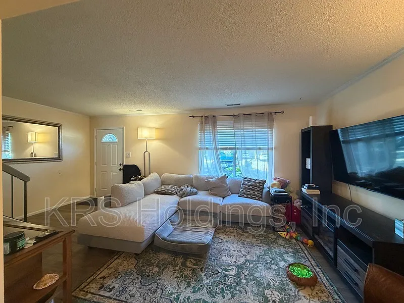 3 bed, 2.5 bath, 1554 sqft, $2,400 — Photo 2