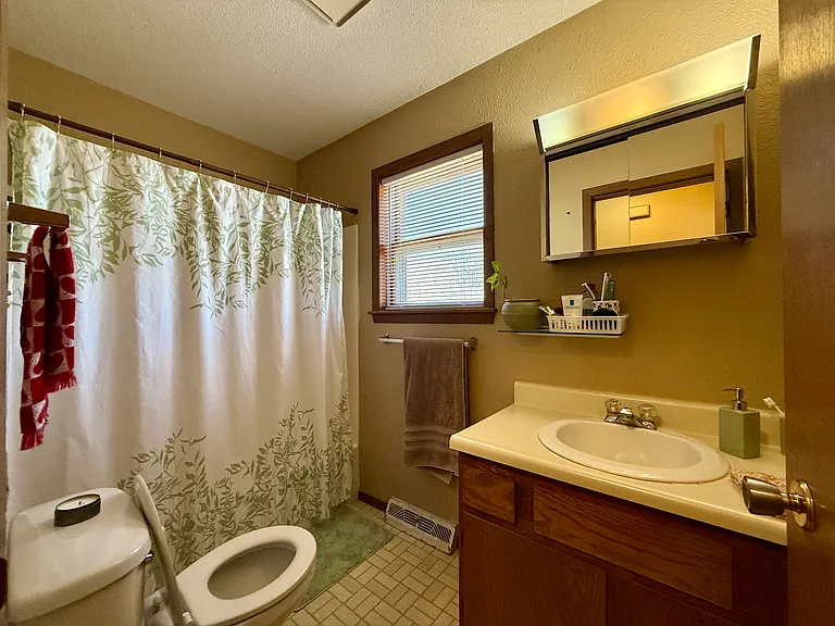 1042 Castlewood Dr — Photo 5