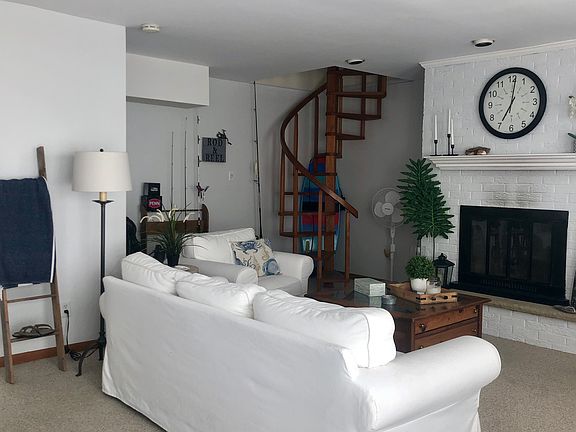 FR with stairs to Master