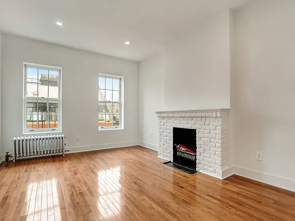 354 W 12th St #5A