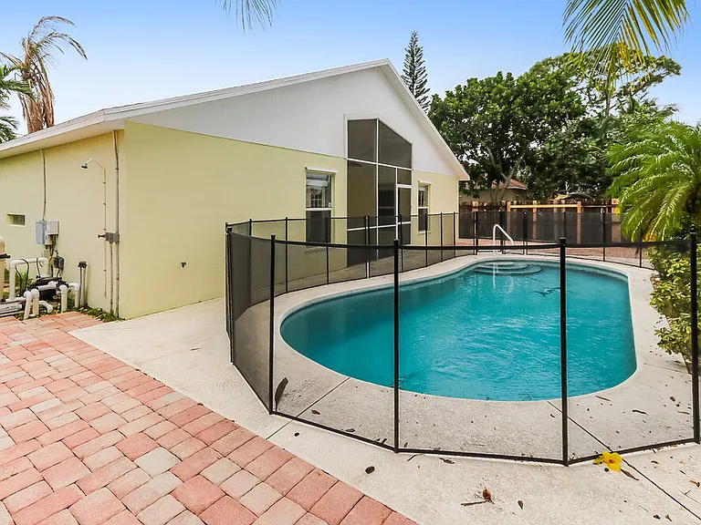 6285 Lauderdale St — Photo 16