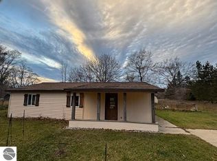 2827 N Luce Rd, Alma, MI 48801