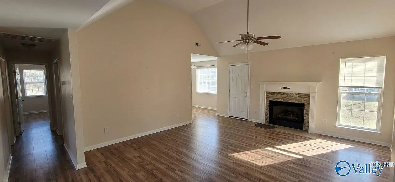 3 bed, 2.0 bath, 1650 sqft, $1,650 — Photo 2