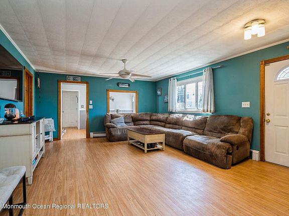 4th image of 632 Oakwood Dr
