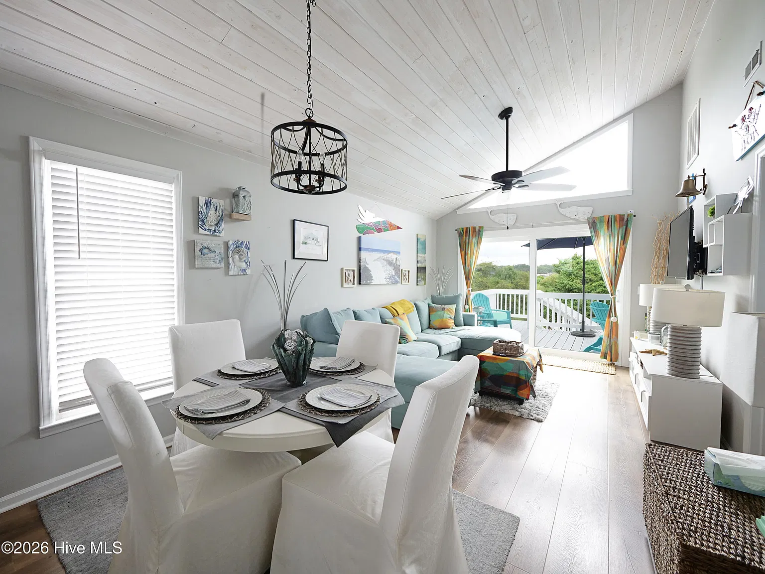 2 bed, 2.0 bath, 864 sqft, $2,000 — Photo 2