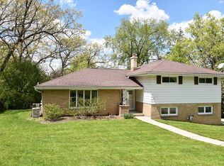 720 Sweetbriar Dr, Waukesha, WI 53186