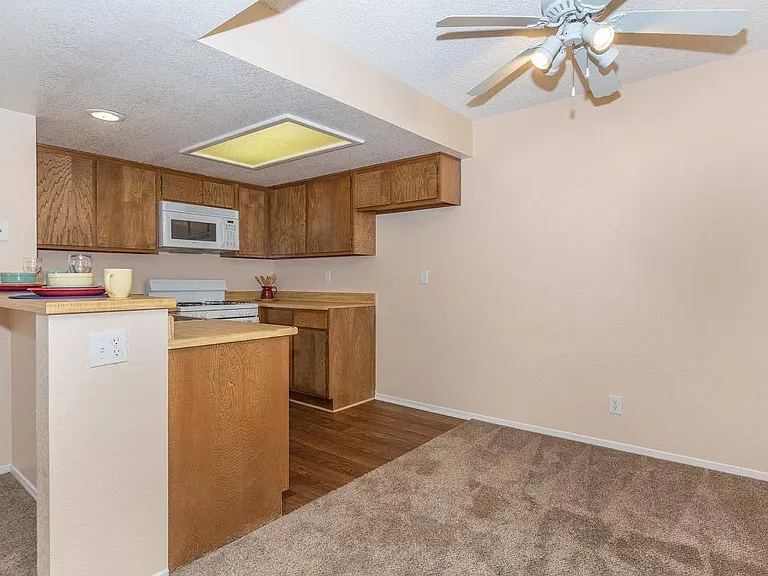 Barstonian Apartments — Photo 28