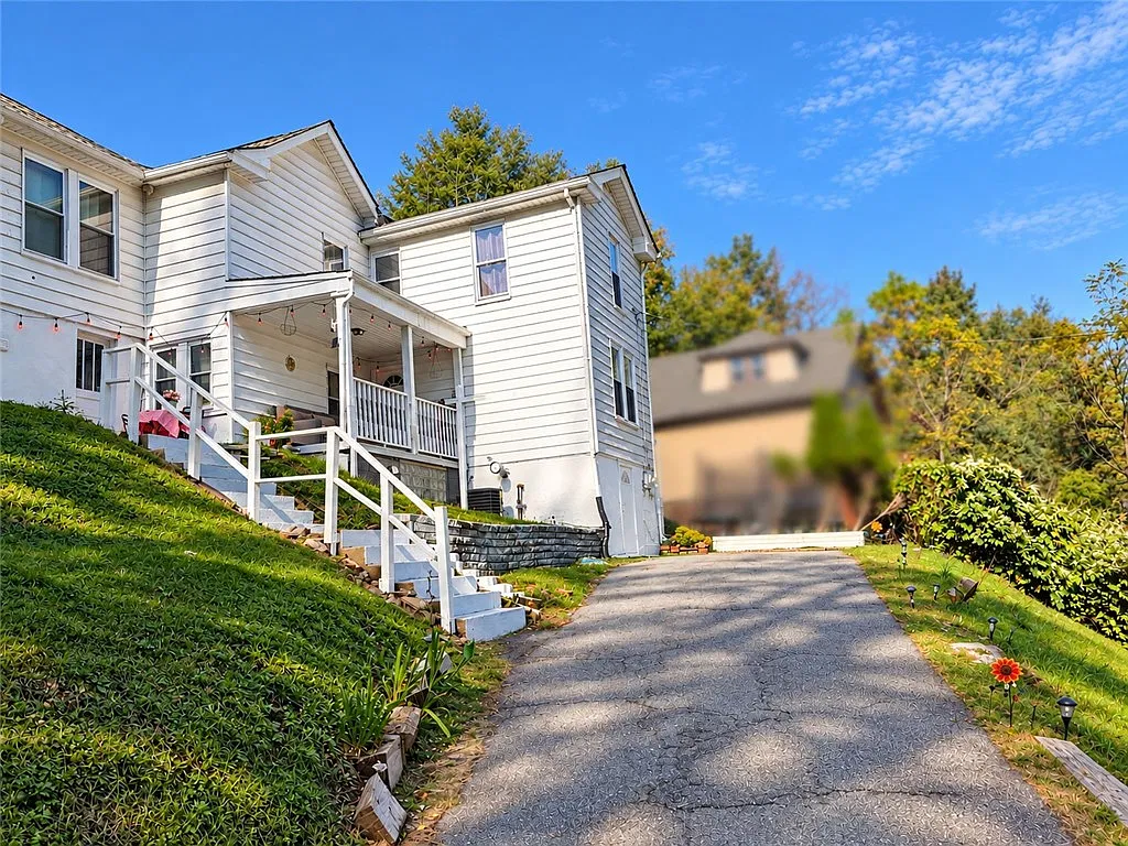 61 Pointview Rd — Photo 2