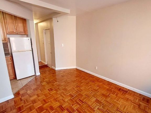 3rd image of 546 W 50th St APT 5FE