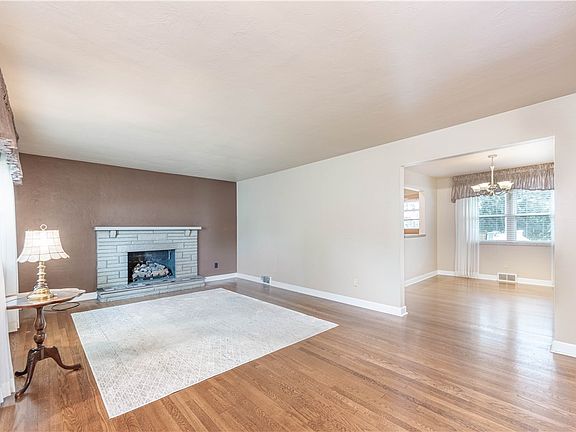3rd image of 979 Crest Ln