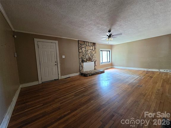 4th image of 4268 Vincent St