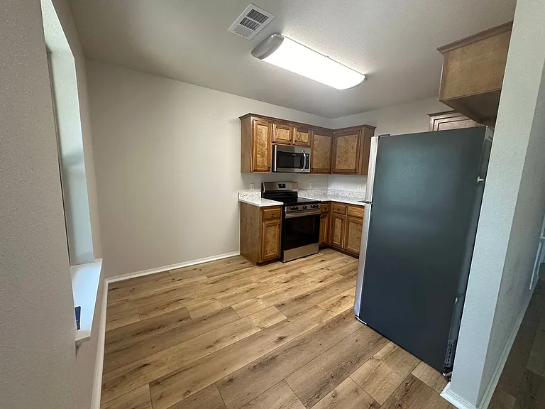 909 N El Paso Ave — Photo 5