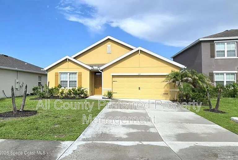 242 Guinevere Dr SW — Photo 1