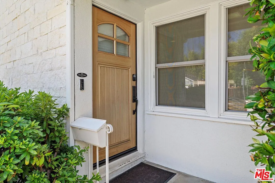3 bed, 2.0 bath, 1832 sqft, $7,950 — Photo 3
