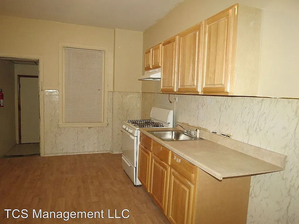 916 W Airy St — Photo 2
