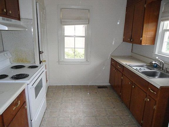 3rd image of 34 Sunrise Ave